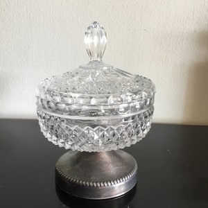Bonbonnière en verre ciselé sur pied