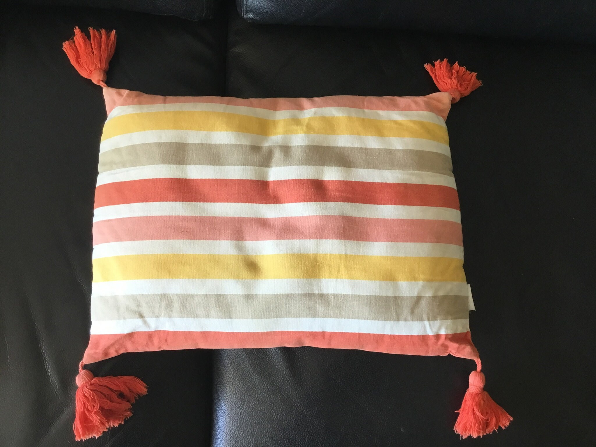 Coussin Rectangulaire à Rayures et Pompons