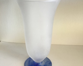 Vase en verre blanc opaque et pied bleuté