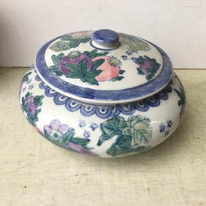 Grande bonbonnière en porcelaine à motifs