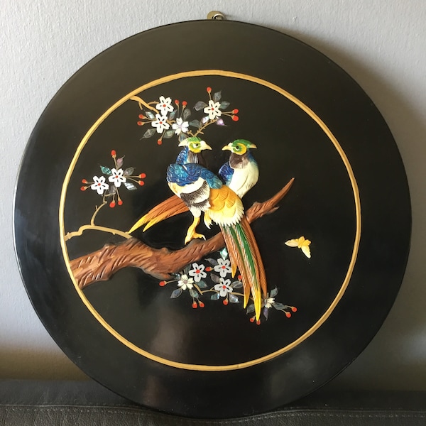 Tableau rond en bois noir avec oiseaux en relief