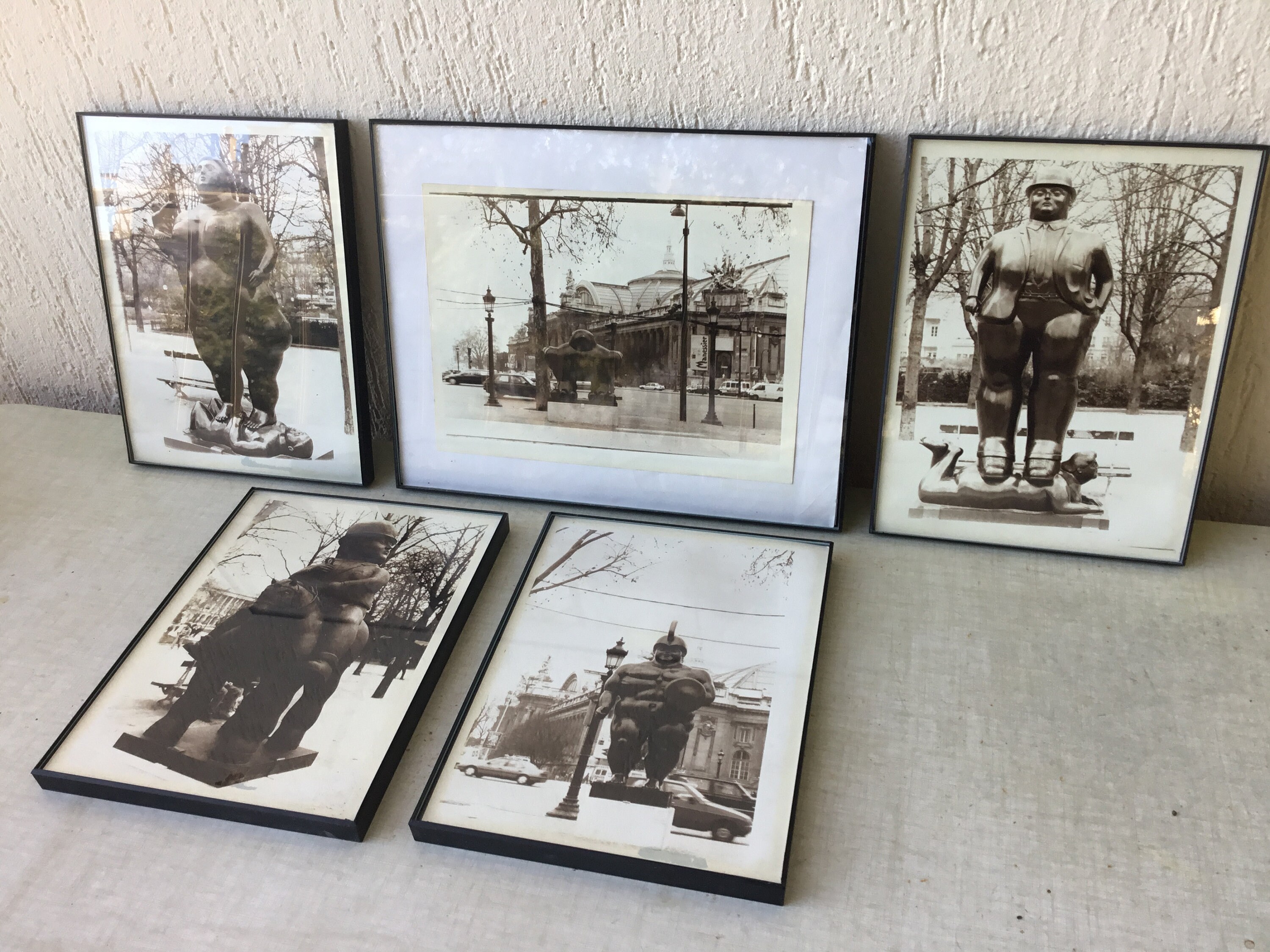 5 Cadres Noirs avec Photos de Fernando Botero