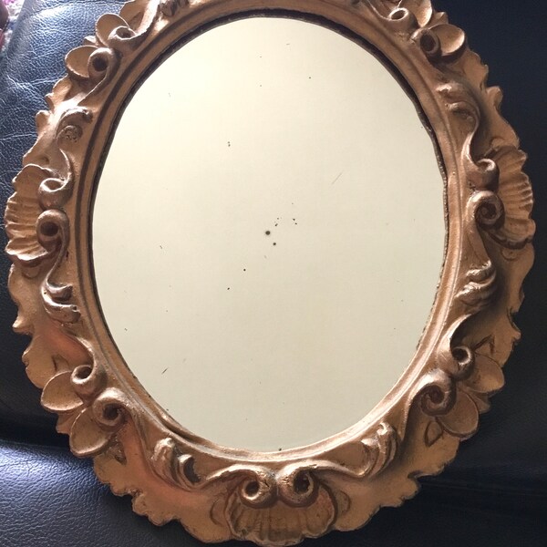 Petit miroir ovale en bois doré