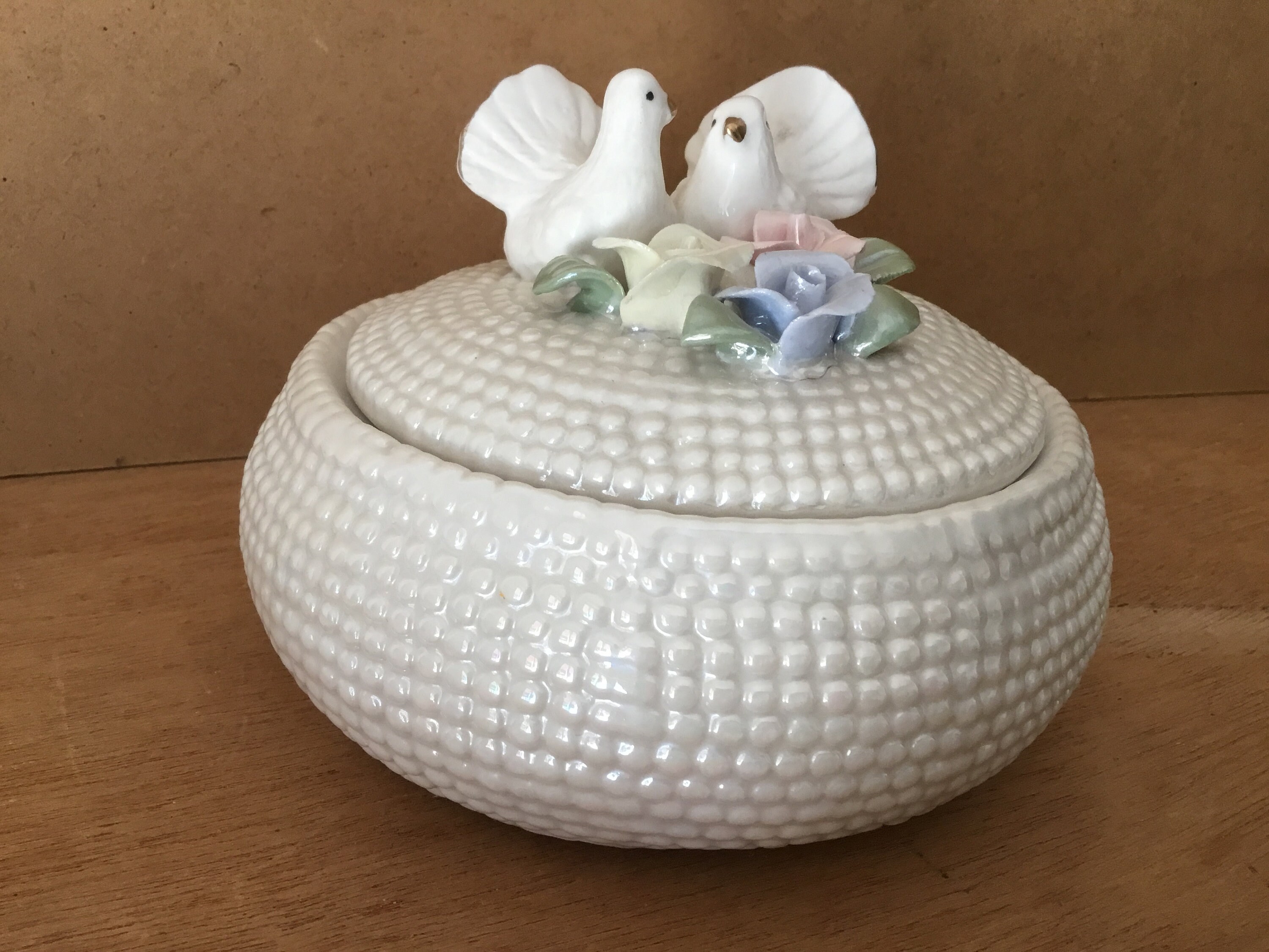 Bonbonnière Aux Tourtereaux en Porcelaine Effet Perle