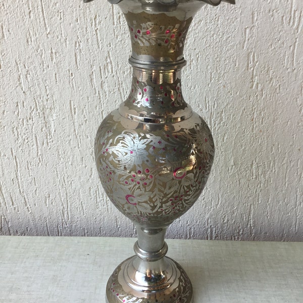 Grand vase en métal à motifs orientaux ciselés