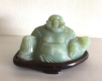 Bouddha en jade sur socle