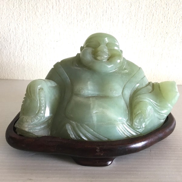 Bouddha en jade sur socle