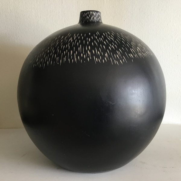 Vase boule à col étroit noir ciselé écru