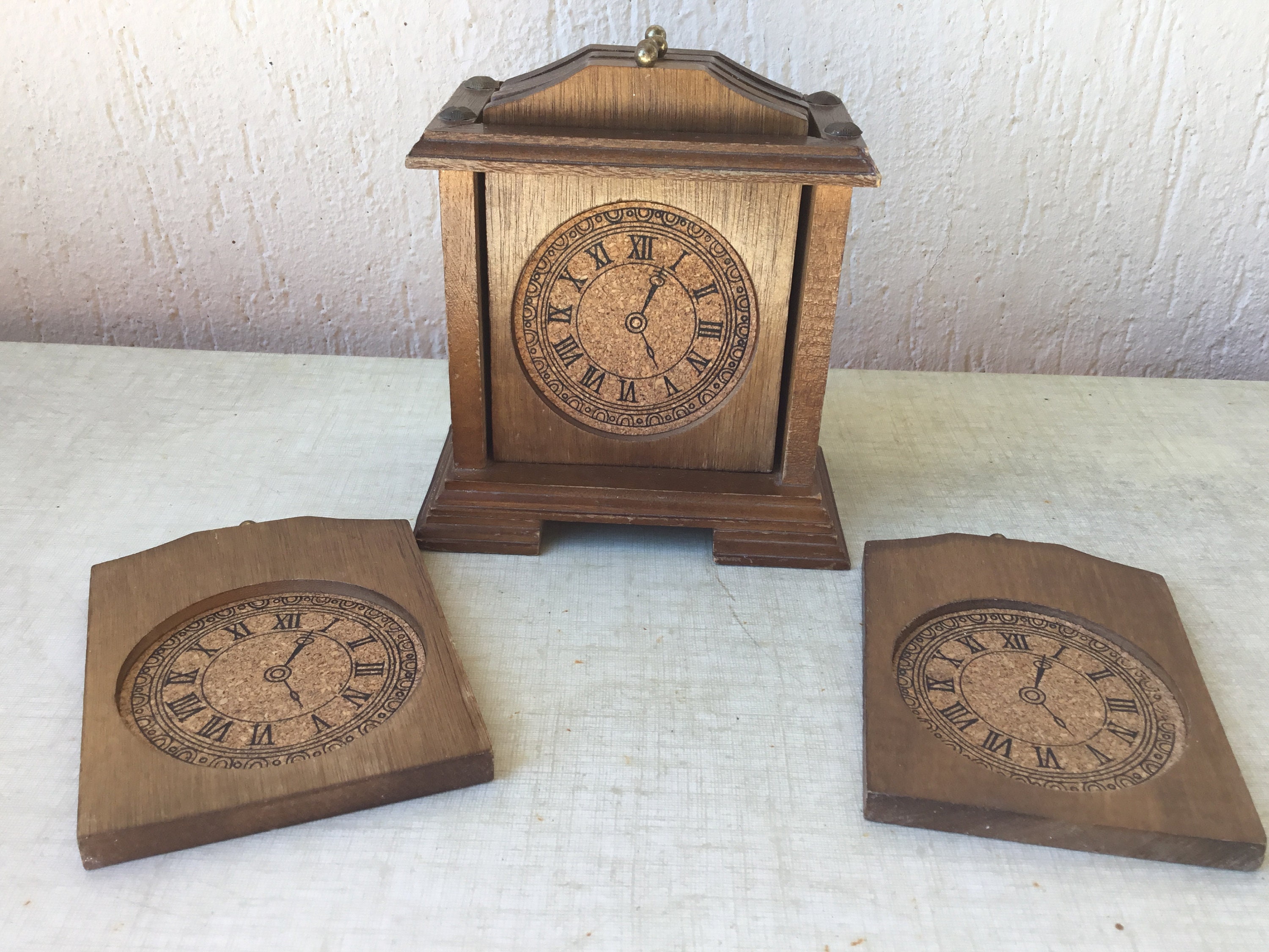 6 Sous Verres Représentant Une Horloge Factice en Bois