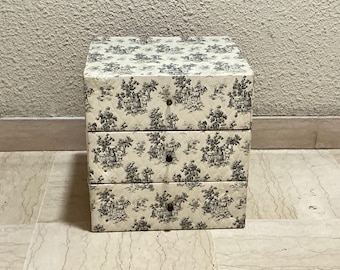 Dreischubladenschrank aus Holz und Pappe