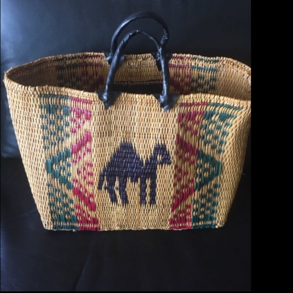 Grand panier en raffia à motifs orientaux