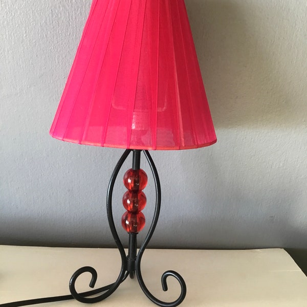 Petite lampe rose pied en fer forgé