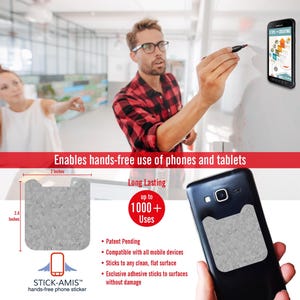 Puede incluir: Se muestra una pegatina de teléfono manos libres, STICK-AMIS, con un teléfono adjunto. La pegatina es gris, geométrica y mide 5,08 cm por 6,1 cm. La imagen incluye el texto: "Permite el uso manos libres de teléfonos y tabletas" y "hasta 1000+ usos."