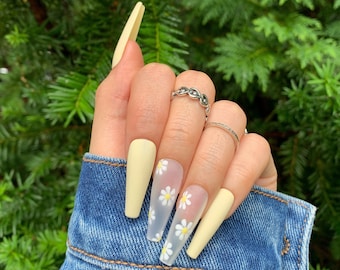 Daisy Fields · Press on Nails · Handpainted False Nails · Coffin Nails · Pastel Nails · Daisy Nails · Matte Nails