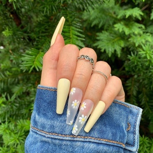 Daisy Fields · Press on Nails · Handpainted False Nails · Coffin Nails · Pastel Nails · Daisy Nails · Matte Nails