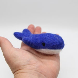 Baleia de feltro feita à mão, vendida individualmente, baleia azul de feltro, oceano, vida marinha, criaturas do mar, artesanato, bebê, berçário móvel, presente, animais subaquáticos