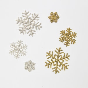 Metalowa naszywka do prasowania w kształcie płatka śniegu – aplikacja świąteczna w kolorze złotym lub srebrnym