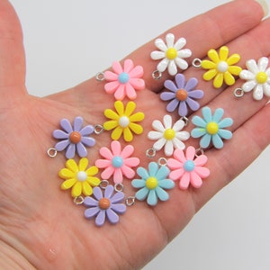 Set of 5 Daisy Charms - 5 x Resin Daisy Flower Charms Blue, Lilac, Pink, Yellow Bracelet Jewellery Supplies Necklace Charm Chain Pendant