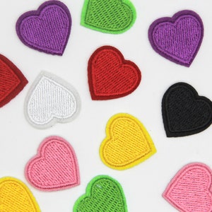 Può includere: Assortimento di 12 toppe a forma di cuore in feltro ricamate in vari colori, tra cui rosso, rosa, viola, giallo, verde, bianco e nero.