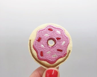Aplique termocolante bordado de donut – cobertura rosa com granulado