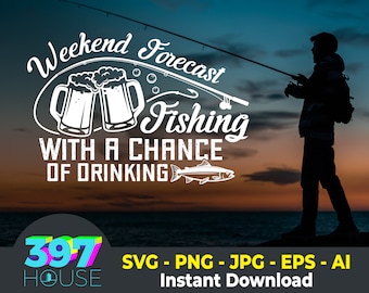 Puede incluir: Una silueta de una persona pescando al atardecer con una caña de pescar y un diseño que dice "Weekend Forecast Fishing With A Chance Of Drinking" con dos jarras de cerveza y un pez.