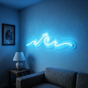 Puede incluir: Una lámpara de neón azul con forma de ola montada en una pared azul. La luz emite un brillo blanco brillante. También se ven una impresión artística vintage enmarcada y una lámpara de mesa.