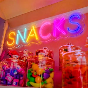 Światło neonowe Snack LED | Znak neonowy Snacks do dekoracji sklepu Gourmet | Znak Snacks Bar do dekoracji ściennej ze sztuką Znak Snacks do dekoracji ściennej restauracji z jedzeniem