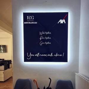 Metalowy podświetlany podświetlany znak świetlny, znak firmowy, znak w holu, znak z logo firmy 3D, znak z logo wycinanym laserowo, oznakowanie logo salonu piękności