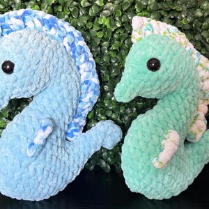 Peluches de caballitos de mar tejidos a crochet