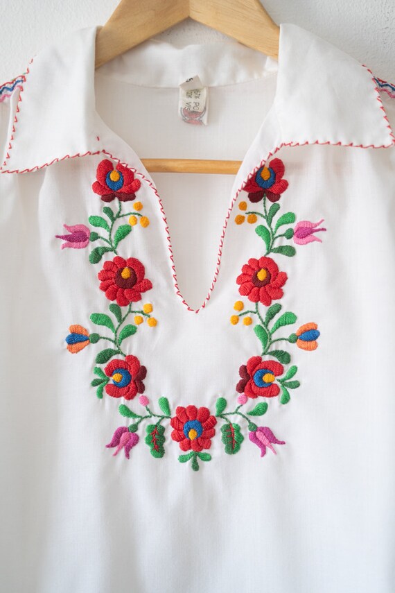 70's Hungarian embroidered blouse / Vintage peasa… - image 4