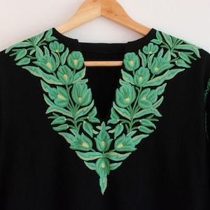 Blusa india vintage con estilo cachemir Kashida Bordado / Top floral bordado a mano.