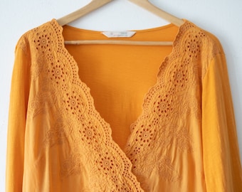 Blusa naranja con bordado de Odd Molly