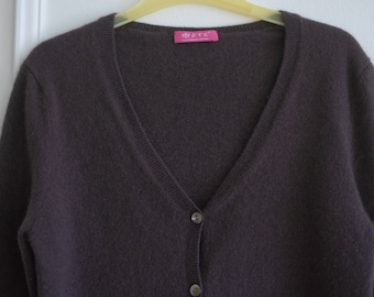 100% Cashmere cardigan sweater in gray / dusty violet
