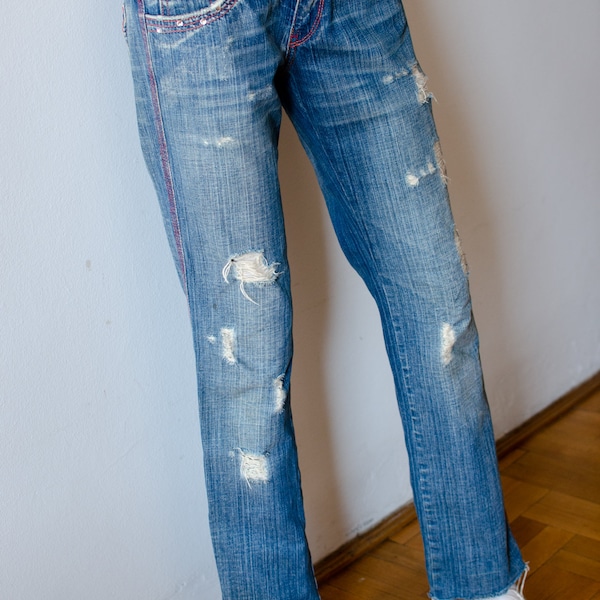 Y2K Jeans mit Strass und rosa Stickerei verziert. ROSSODISERA made in Italy blaue Jeans.