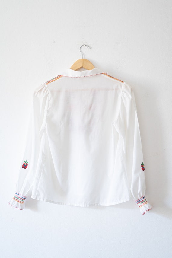 70's Hungarian embroidered blouse / Vintage peasa… - image 3