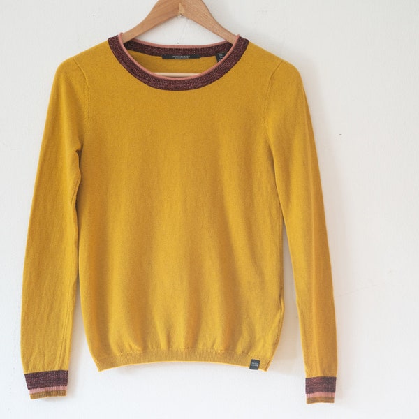 Pull écossais jaune moutarde avec bordure en lurex rose. Taille XS. Jaune moutarde.