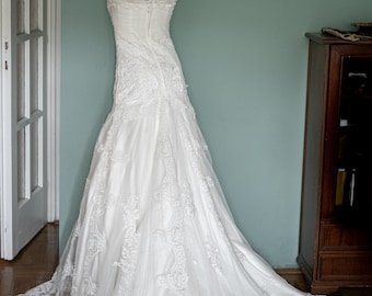 Robe de mariée avec dentelle et longue traîne