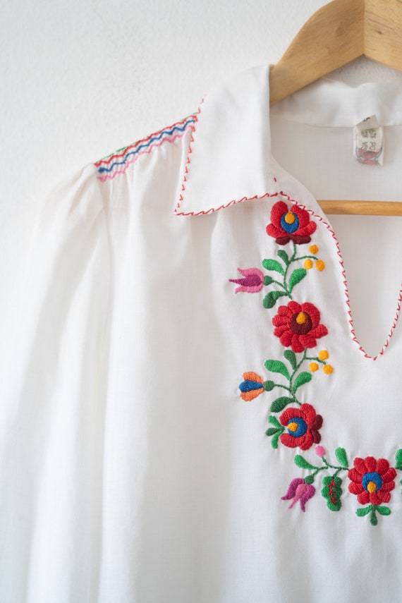 70's Hungarian embroidered blouse / Vintage peasa… - image 9