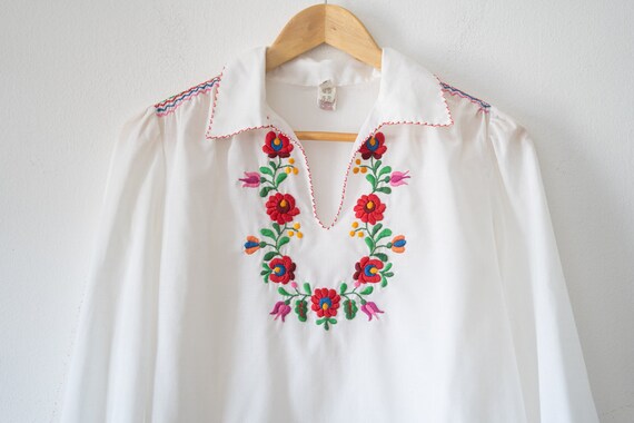 70's Hungarian embroidered blouse / Vintage peasa… - image 1