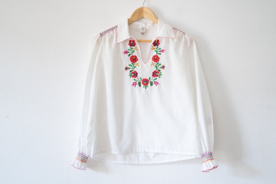 70's Hungarian embroidered blouse / Vintage peasa… - image 2