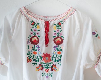 Vintage bestickte Bluse mit ungarischen Blumenmotiven.