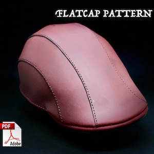 Puede incluir: Un patrón de gorra plana de cuero marrón, con el texto "FLATCAP PATTERN" sobre la gorra. El patrón es para una descarga PDF.