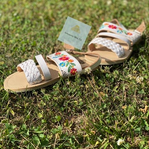 White Huarache Sandals Embroided- Sandaliad bordadas-Embroided-Leather Flip Flops-Floral flip flops- boho sandals