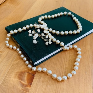 Vintage Pompadour Faux Pearl Single Strand Choker Necklace With White Metal & Marcasite Fishhook Clasp.