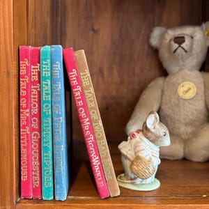 Puede incluir: Un conjunto de seis libros infantiles vintage con cubiertas de colores, titulados "The Tale of Two Bad Mice", "The Tale of Mrs. Tiggy-Winkle", "The Tale of Peter Rabbit", "The Tale of Timmy Tiptoes", "The Tailor of Gloucester" y "The Tale of Mrs. Tittlemouse".