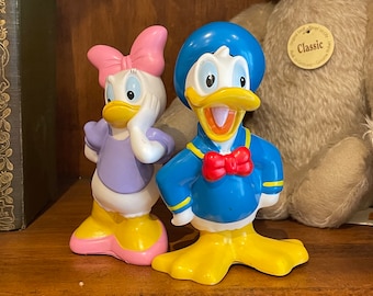 Vintage 1990er Jahre Disney Donald Duck und Daisy Duck Vinyl Sammlerspielzeugfiguren, Cake Topper, Disney Geschenk, Disney Collection Ausstellungsstücke