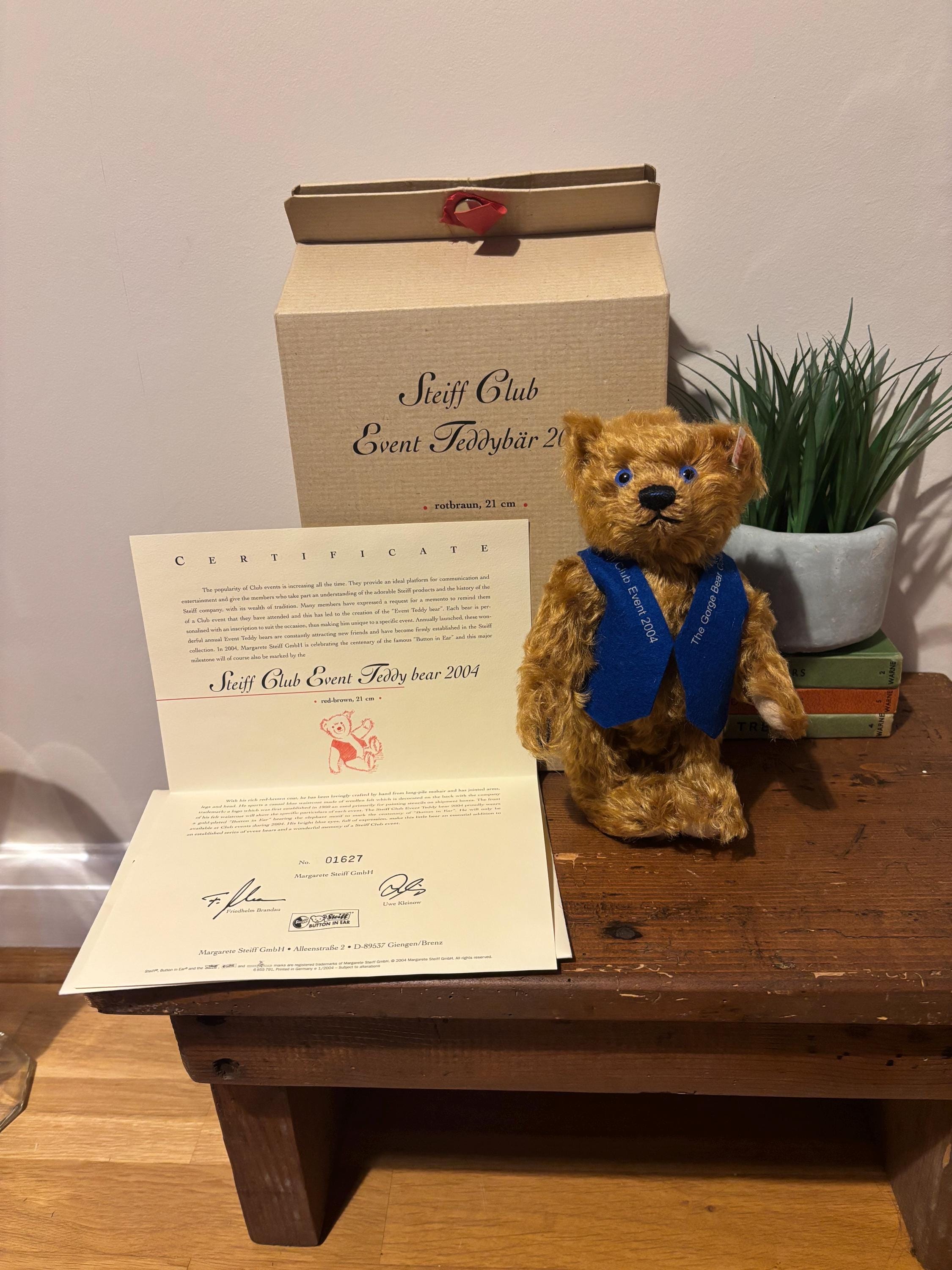 Steiff ミュージカルベア　2004 Vintage Steiff Club Event Teddybär 2004 Teddy Bear, Rotbraun 21cm