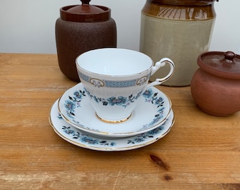 Prachtige blauw en wit bloemen Engels fijn bot China thee set trio met vergulding