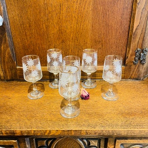 Set of Six Vintage Gilt Edged Daisy Etched Glass Aperitif or Liqueur Glasses