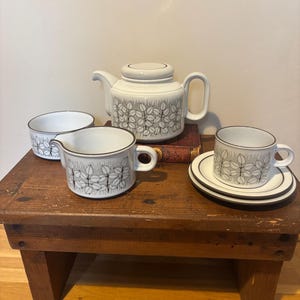 Selectie vintage Charisma-theepot, juskom, kom en bekertrio's van Hornsea Pottery. *Artikelen afzonderlijk verkrijgbaar in het vervolgkeuzemenu*